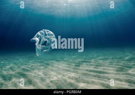 Eine einzelne Plastiktüte schwebt über einem Meer Bett in Abu Dabbab, Ägypten Stockfoto