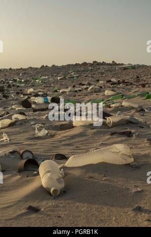 Ein Strand, der mit Plastik Abfällen übersät ist, Plastikflaschen, an einem Strand sauber in Marsa Nakari, Ägypten. Stockfoto