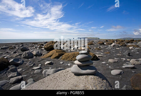 Ein schwarzer Sandstrand auf Dyrholaey finden in der Nähe von Vik Island. Der Cairn kennzeichnet den Bereich als auch elf Lebensraum. Stockfoto