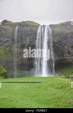 Seljalandsfoss ist eines der bekanntesten Wasserfälle Islands Stockfoto