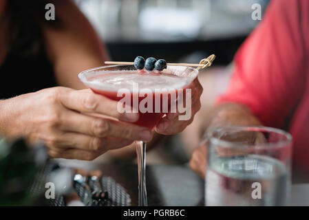 Genießen Sie eine köstliche blueberry Cocktail auf der Terrasse des Chatham Bars Inn Stockfoto