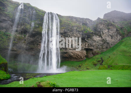 Seljalandsfoss ist eines der bekanntesten Wasserfälle Islands Stockfoto