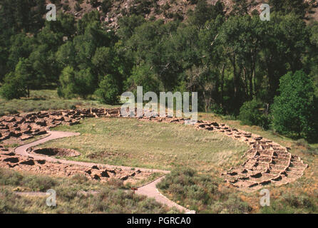 Frijoles Schlucht Ruinen von Tuyonyi Dorf, Bandelier National Monument, NM. Foto Stockfoto