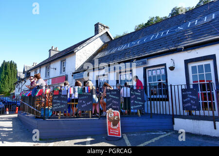 Besetzt Sitzbereich im Freien an einem sonnigen Tag im Kaffee & Bar, die mit Fähre Reisende in Craignure, Isle of Mull beliebte Stockfoto