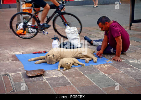 Street artist erstellen Sand Skulptur Hunde auf der Buchanan Street, Glasgow Stockfoto