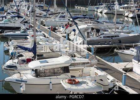 Boote an ihrem Liegeplatz im Sovereign Harbour, in Eastbourne, in der Grafschaft East Sussex an der Südküste von England, UK. Stockfoto