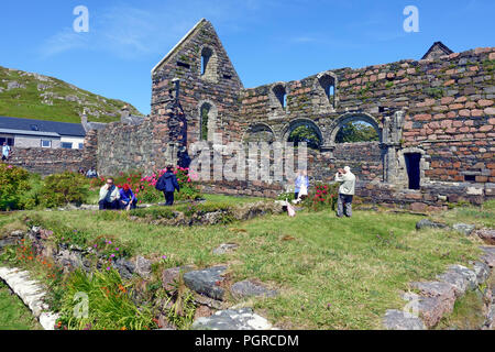 Touristen entspannen und Sightseeing auf dem Gelände des Klosters auf Iona, Innere Hebriden von Schottland Stockfoto