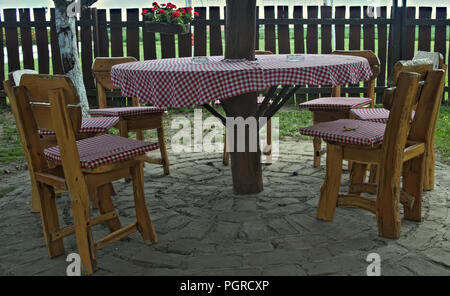 Jahrgang, Holz- Tisch und Stühle vor der Zaun im Hinterhof Stockfoto