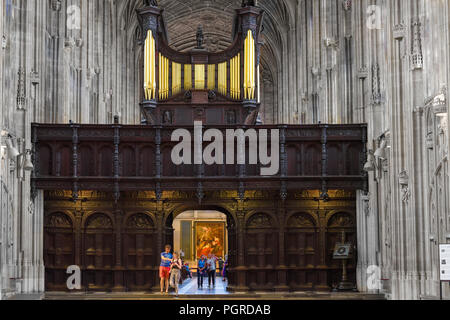 Besucher Vor dem hölzernen Lettner im King's College Chapel, Universität Cambridge, England. Stockfoto