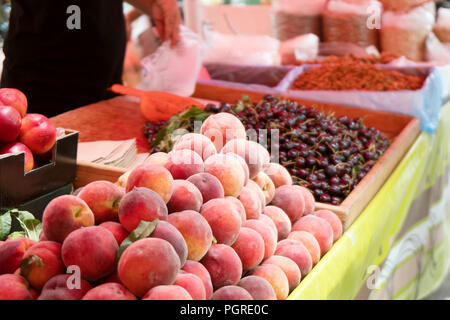 Menge reife Pfirsiche auf dem Markt. Stockfoto