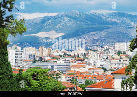 Blick auf die Stadt von Norden Marjan Park. Stockfoto