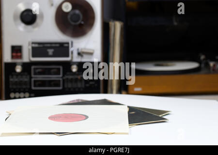 Schallplatte mit Kopie Raum vor einem Ansammlung Alben dummy Titel. Reel Tape Recorder Stockfoto