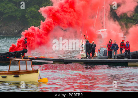 24.08.2018, Fowey, Cornwall, UK. Fallschirm diplay Team die Roten Teufel ein niedriges Niveau der Sprung in die an der Mündung des Flusses Fowey Fowey Royal Regatta machen Stockfoto