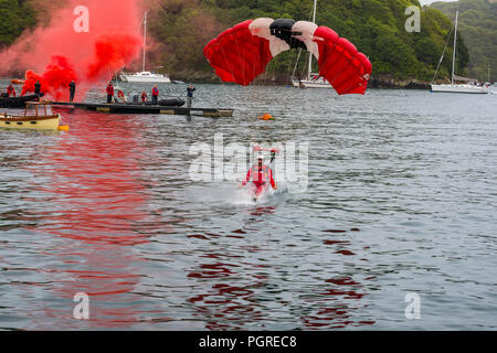 24.08.2018, Fowey, Cornwall, UK. Fallschirm diplay Team die Roten Teufel ein niedriges Niveau der Sprung in die an der Mündung des Flusses Fowey Fowey Royal Regatta machen Stockfoto