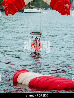 24.08.2018, Fowey, Cornwall, UK. Fallschirm diplay Team die Roten Teufel ein niedriges Niveau der Sprung in die an der Mündung des Flusses Fowey Fowey Royal Regatta machen Stockfoto