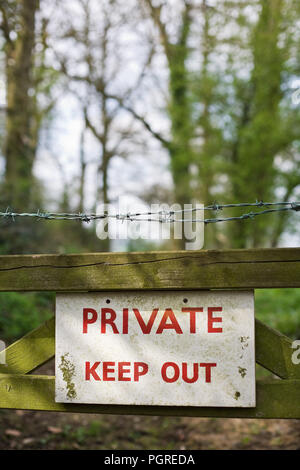 'Privat' Zeichen auf ein Tor in einem Waldgebiet. Stockfoto