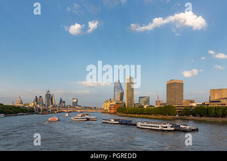 LONDON, Großbritannien - 6 August 2018: Boote auf der Themse vom Waterloo Bridge mit der Southbank Centre, Blackfriars Bridge, St. Paul's und Stadt skyscrap Stockfoto