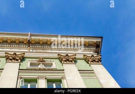 Fragment eines schönen Gebäudes gegen den Himmel. Stockfoto