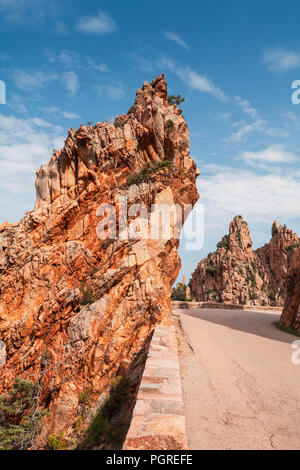 Vertikale Foto von Mountain Road in den Calanques de Piana. Korsische Red Rocks in Piana entfernt, zwischen Ajaccio und Calvi, im Golf von Porto Stockfoto