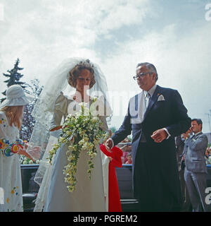 Die Braut Prinzessin Marie Louise von Preussen wird bei ihrer Hochzeit in Donaueschingen von ihrem Vater Wilhelm Viktor in die Kirche geführt, Deutschland 1971. Die Braut Prinzessin Marie Louise von Preußen in die Kirche geführt, die von ihrem Vater Wilhelm Viktor an Ihrem Hochzeitstag in Donaueschingen, Deutschland 1971. Stockfoto