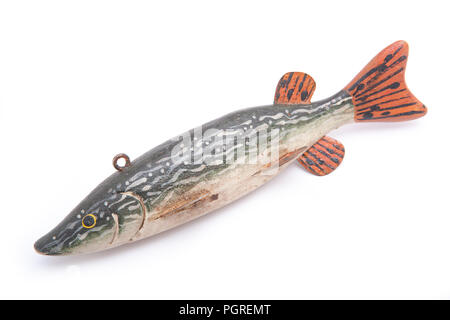 Eine alte hölzerne Köder Fisch in Form einer Pike. Diese Köder waren oft in Eis angeln, wo der Köder durch ein Loch im Eis abgesenkt werden verwendet Stockfoto