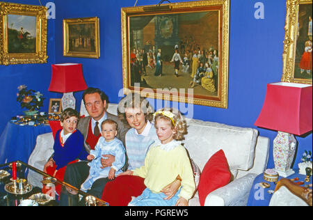 Alexander Fürst zu Sayn Wittgenstein Sayn mit Gemahlin Gabriela und den Kindern Johann Casimir, Ludwig und Filippa in Sayn, Deutschland 1984. Alexander Prinz von Sayn Sayn Wittgenstein mit seiner Frau Gabriela und die Kinder Johann Casimir, Ludwig und Filippa in Sayn, Deutschland 1984. Stockfoto