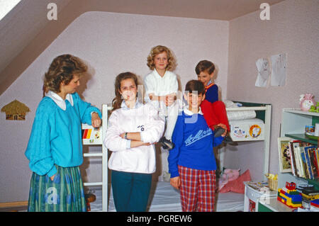 Gabriela Fürstin zu Sayn Wittgenstein mit den Kindern Alexandra, Filippa, Heinrich und Johann Casimir in Sayn, Deutschland 1984. Gabriela Prinzessin von Sayn Sayn Wittgenstein mit den Kindern Alexandra, Filippa, Heinrich und Johann Casimir in Sayn, Deutschland 1984. Stockfoto