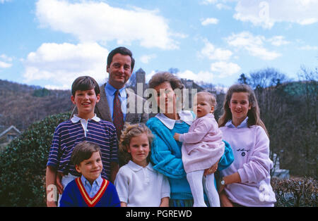 Alexander Fürst zu Sayn Wittgenstein Sayn mit Gemahlin Gabriela und den Kindern (v. l.) Heinrich, Johann Casimir, Filippa, Ludwig und Alexandra in Sayn, Deutschland 1984. Alexander Prinz von Sayn Sayn Wittgenstein mit seiner Frau Gabriela und die Kinder (L, R) Heinrich, Johann Casimir, Filippa, Ludwig und Alexandra in Sayn, Deutschland 1984. Stockfoto