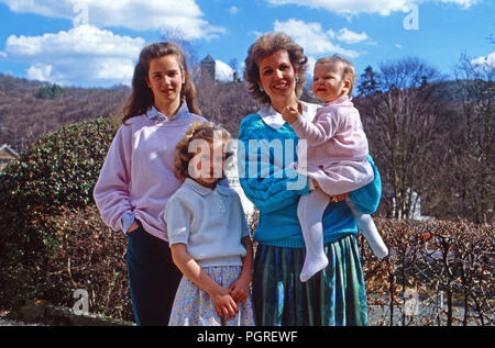 Gabriela Fürstin zu Sayn Wittgenstein Sayn mit den Kindern Alexandra, Filippa und Ludwig in Sayn, Deutschland 1984. Gabriela Prinzessin von Sayn Sayn Wittgenstein mit den Kindern Alexandra, Filippa und Ludwig in Sayn, Deutschland 1984. Stockfoto