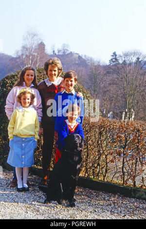 Gabriela Fürstin zu Sayn Wittgenstein Sayn mit den Kindern Alexandra, Filippa, Heinrich und Johann Casimir in Sayn, Deutschland 1984. Gabriela Prinzessin von Sayn Sayn Wittgenstein mit den Kindern Alexandra, Filippa, Heinrich und Johann Casimir in Sayn, Deutschland 1984. Stockfoto