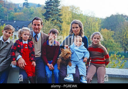 Alexander Fürst zu Sayn Wittgenstein Sayn mit Gemahlin Gabriele und den Kindern (v. l.) Heinrich, Filippa, Johann Casimir Ludwig und Alexandra in Sayn, Deutschland 1983. Stockfoto