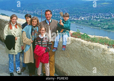 Alexander Fürst zu Sayn Wittgenstein Sayn mit Gemahlin Gabriela und den Kindern Alexandra, Johann Casimir, Filippa und Ludwig am Rhein, Deutschland 1991. Alexander Prinz von Sayn Sayn Wittgenstein mit seiner Frau Gabriela und die Kinder Alexandra, Johann Casimir, Filippa und Ludwig am Rhein, Deutschland 1991. Stockfoto