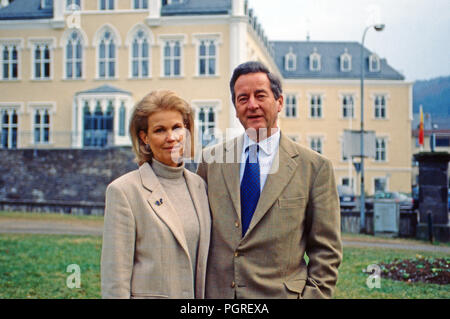 Alexander Prinz zu Sayn Wittgenstein Sayn und Gemahlin Gabriela bei der Verlobung von Filippa zu Sayn Wittgenstein mit Graf Vittorio Mazzeti d'Albertis in Sayn, Deutschland 2000. Alexander Prinz zu Sayn Wittgenstein Sayn und seine Frau Gabriela am Engagement von Filippa Prinzessin von Sayn Wittgenstein mit Graf Vittorio Mazzeti d'Albertis in Sayn, Deutschland 2000. Stockfoto