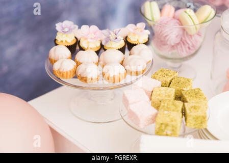 Süße Produkte bei einer Hochzeit. Leckere Plätzchen und Kuchen auf glasswar Stockfoto