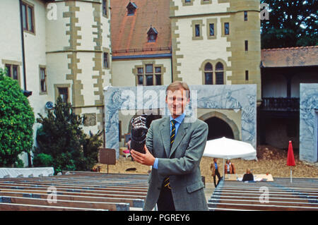 Götz Freiherr von Berlichingen mit der eisernen Hand Waden namengebenden Vorfahren in den Zuschauerreihen der Freilichtbühne auf der Götzenburg in Jagsthausen, Deutschland 1998. Baron Goetz von Berlichingen mit der eisernen Hand seines Vorfahren am Open Air Theater auf Goetzenburg Schloss in Jagsthausen, Deutschland 1998. Stockfoto