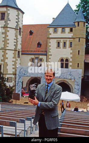 Götz Freiherr von Berlichingen mit der eisernen Hand Waden namengebenden Vorfahren in den Zuschauerreihen der Freilichtbühne auf der Götzenburg in Jagsthausen, Deutschland 1998. Baron Goetz von Berlichingen mit der eisernen Hand seines Vorfahren am Open Air Theater auf Goetzenburg Schloss in Jagsthausen, Deutschland 1998. Stockfoto