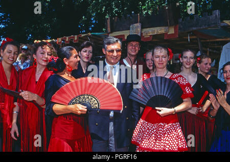 Luitpold Prinz von Bayern mit spanischen Flamenco Tänzerinnen beim Kaltenberger Ritterturnier auf Schloss Kaltenberg, Deutschland 1991. Luitpold Prinz von Bayern mit spanischen Flamenco Tänzern am Kaltenberg knights Festival auf Schloss Kaltenberg, Deutschland 1991. Stockfoto