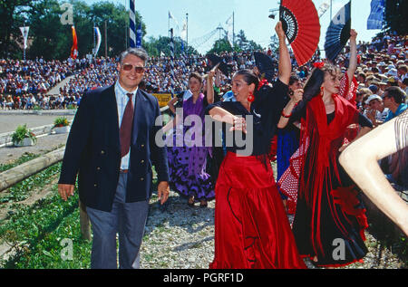 Luitpold Prinz von Bayern mit spanischen Flamenco Tänzerinnen beim Kaltenberger Ritterturnier auf Schloss Kaltenberg, Deutschland 1991. Luitpold Prinz von Bayern mit spanischen Flamenco Tänzern am Kaltenberg knights Festival auf Schloss Kaltenberg, Deutschland 1991. Stockfoto