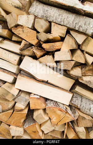 Brennholz Hintergrund - gehackt Brennholz auf einem Stapel. Brennholz Protokolle in einem Haufen gehackt. Natur abstrakt Hintergrund mit Stack von Brennholz. Stockfoto