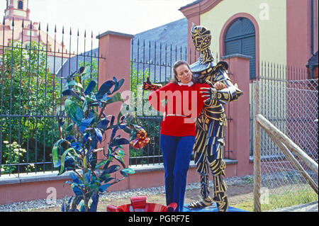 Diane Herzogin von Württemberg mit Stand Kunstobjekten in Altshausen, Deutschland 1985. Diane Herzogin von Württemberg mit ihrer Kunst Objekte in Altshausen, Deutschland, 1985. Stockfoto