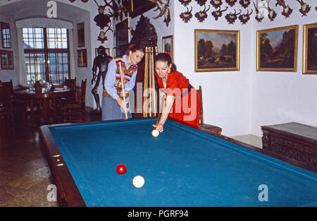 Diane Herzogin von Württemberg mit Sohn beim Billard auf Schloss Altshausen, Deutschland 1983. Diane Herzogin von Württemberg und ihr Sohn billdards spielen bei Altshausen schloss, Deutschland 1983. Stockfoto