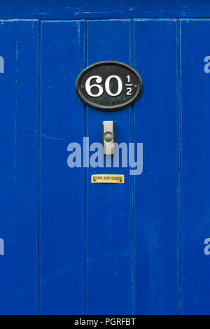 Plakette an der blauen Tür Nummer einundsechzig in Lincoln, Lincolnshire UK im August - 60,5 Stockfoto