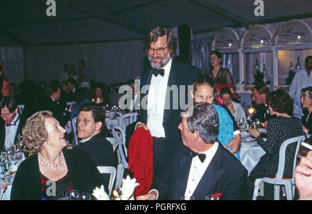 Prinzessin von Liechtenstein, Brautvater Johann Christian Graf von Michael Hatzefeld und Erzherzog von Österreich bei der Hochzeit von Andreas Augst von Habsburg Lothringen mit Maria Christina von Hatzfeld Dönhoff in Johannisberg, Deutschland 1994. Die Prinzessin von Liechtenstein, den Vater der Braut Johann Christian Graf von Hatzfeld und Michael Erzherzog von Österreich bei der Hochzeit von Andreas August von Habsburg Lothringen mit Maria Christine von Hatzfeld Doenhoff genommen am Johannisberg, Deutschland 1994. Stockfoto