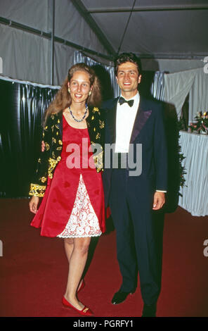 Das Brautpaar Andreas Augst von Habsburg Lothringen und Maria Christina von Hatzfeld Dönhoff in Johannisberg, Deutschland 1994. Hochzeit paar Andreas August von Habsburg Lothringen mit Maria Christine von Hatzfeld Doenhoff genommen am Johannisberg, Deutschland 1994. Stockfoto