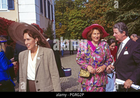 Maria Magdalena brautmutter Gräfin von Hatzfel, geb. von Michael Mumm, Erzherzog von Österreich und Tatiana von Metternich bei der Hochzeit von Andreas Augst von Habsburg Lothringen mit Maria Christina von Hatzfeld Dönhoff in Johannisberg, Deutschland 1994. Mutter der Braut Maria Magdalena Gräfin von Hatzfeld, Erzherzog von Österreich und Michael Tatiana Metternich bei der Hochzeit von Andreas August von Habsburg Lothringen mit Maria Christine von Hatzfeld Doenhoff genommen am Johannisberg, Deutschland 1994. Stockfoto