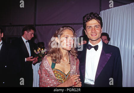 Das Brautpaar Andreas Augst von Habsburg Lothringen und Maria Christina von Hatzfeld Dönhoff in Johannisberg, Deutschland 1994. Hochzeit paar Andreas August von Habsburg Lothringen mit Maria Christine von Hatzfeld Doenhoff genommen am Johannisberg, Deutschland 1994. Stockfoto