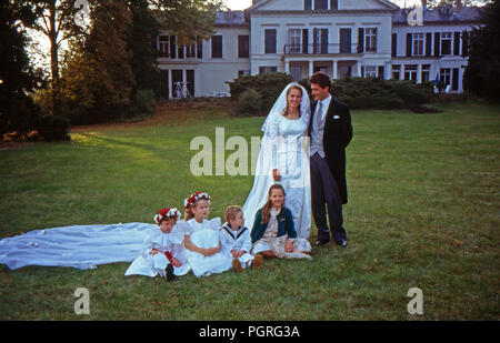 Das Brautpaar Andreas Augst von Habsburg Lothringen und Maria Christina von Hatzfeld Dönhoff in Johannisberg, Deutschland 1994. Brautpaar Andreas August von Habsburg Lothringen und Maria Christine von Hatzfeld Doenhoff genommen am Johannisberg, Deutschland 1994. Stockfoto