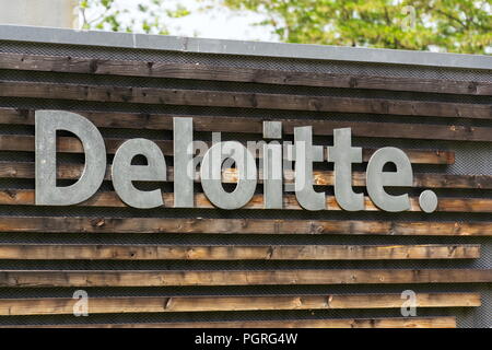 Prag, tschechische Republik - 19. MAI 2018: Deloitte Professional Service Company Network Logo auf dem Gebäude des Tschechischen Hauptsitz am 19. Mai 2018 Stockfoto