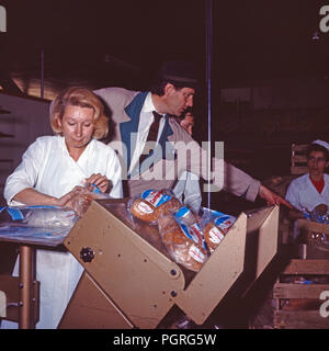 Der gelernte Bäcker Baron Johannes Dieter von Malsen Ponickau verkauft sein / deutscher Kunst gebackenes Brot in Nanterre bei Paris, Frankreich 1970. Seine Ausbildung als Bäcker macht Baron Johannes Dieter von Malsen Ponickau sein deutsches Brot in Colombes in der Nähe von Paris, Frankreich 1970 verkaufen. Stockfoto