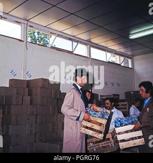 Der gelernte Bäcker Baron Johannes Dieter von Malsen Ponickau verkauft sein / deutscher Kunst gebackenes Brot in Nanterre bei Paris, Frankreich 1970. Seine Ausbildung als Bäcker macht Baron Johannes Dieter von Malsen Ponickau sein deutsches Brot in Colombes in der Nähe von Paris, Frankreich 1970 verkaufen. Stockfoto